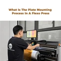 Care este procesul de montare a plăcilor într-o presă flexografică?
